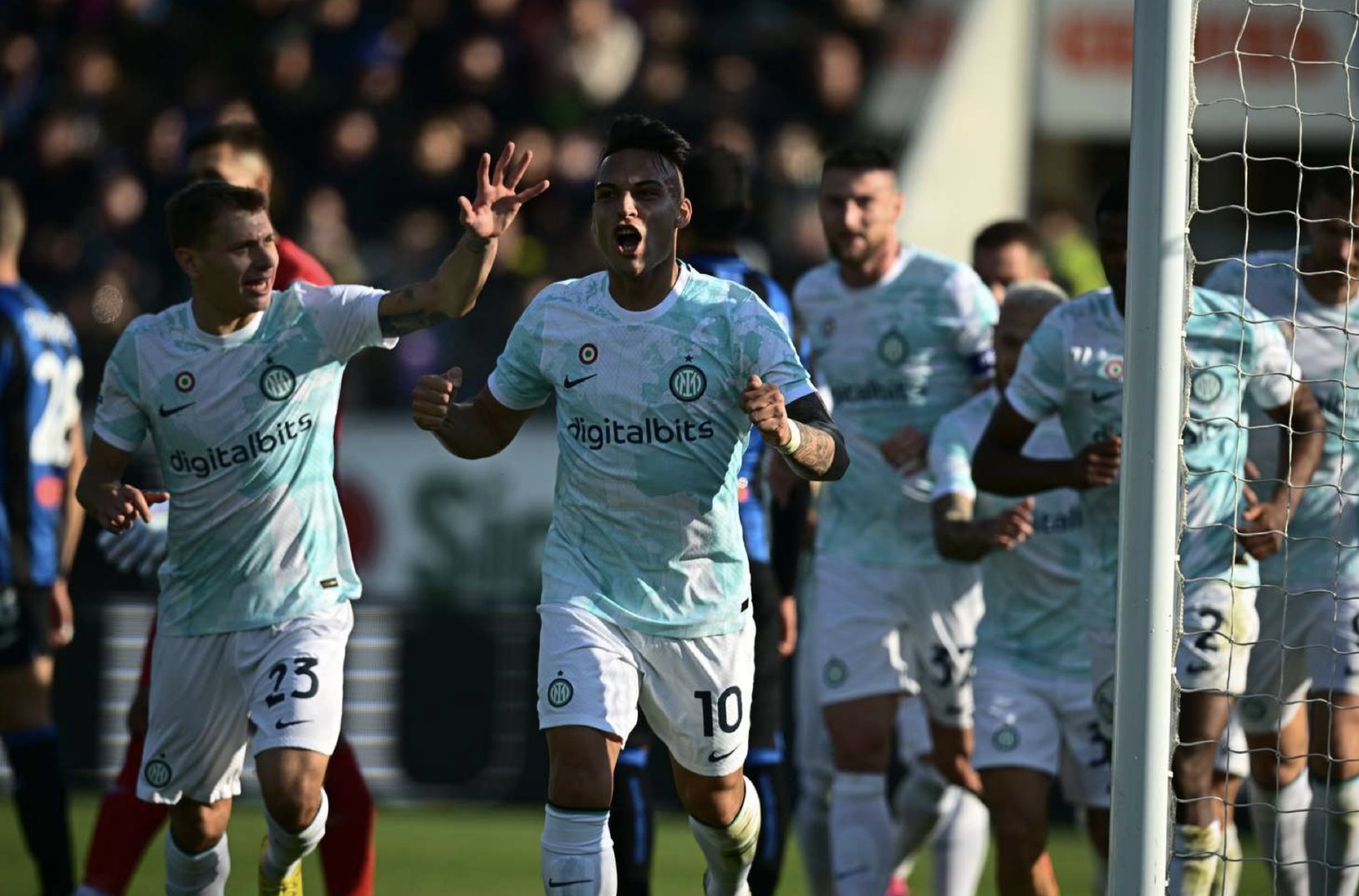 包含风云突变国际米兰清晨外线爆发阿贾克斯赛后官宣签约，这操作让人直呼：今晚阿贾克斯调整名单以备西甲的词条