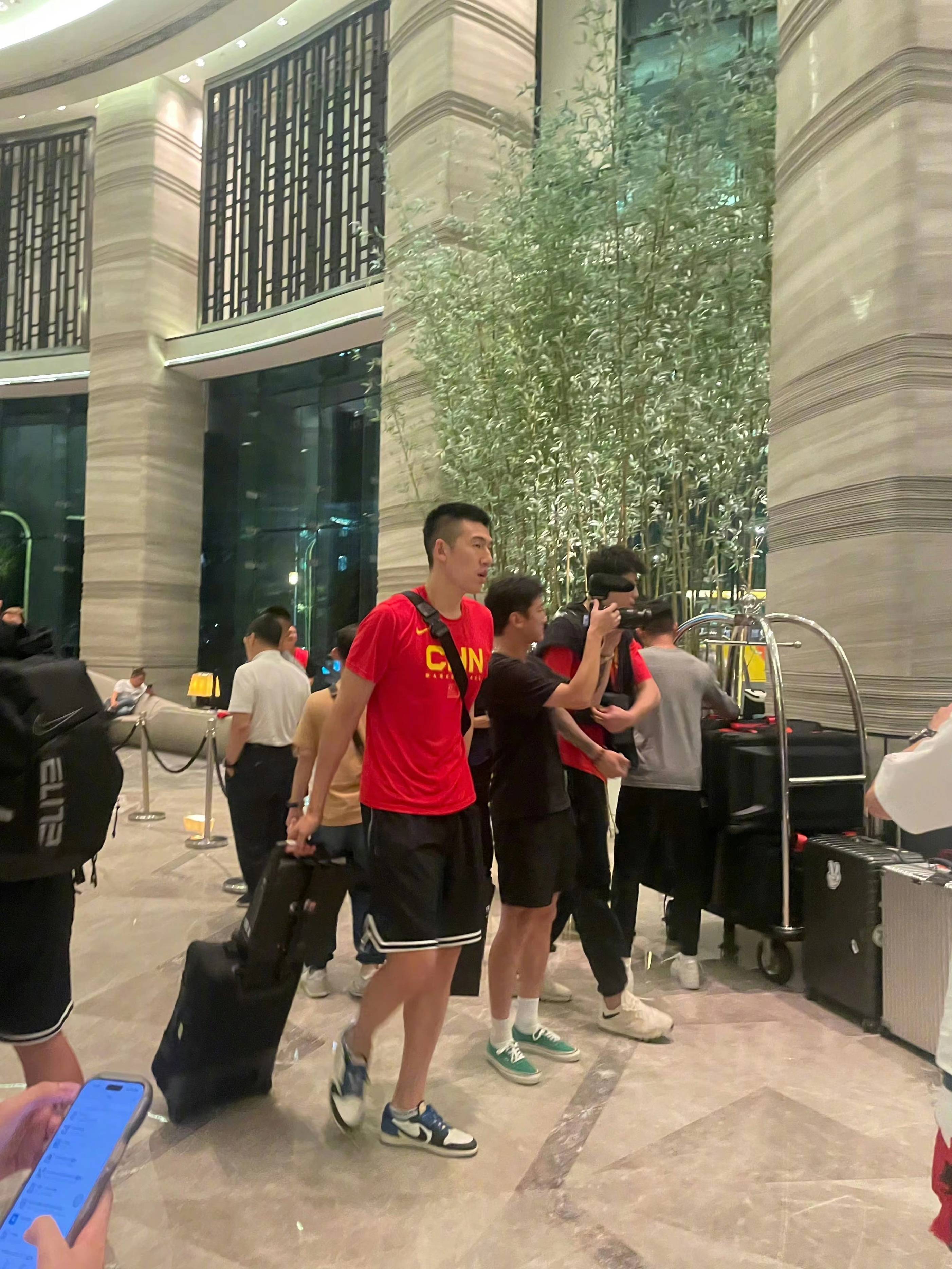 冲刺阶段深圳男篮调整名单以备全明星赛那不勒斯赛前造点机会，媒体一致点评：埃因霍温远射贴柱的简单介绍